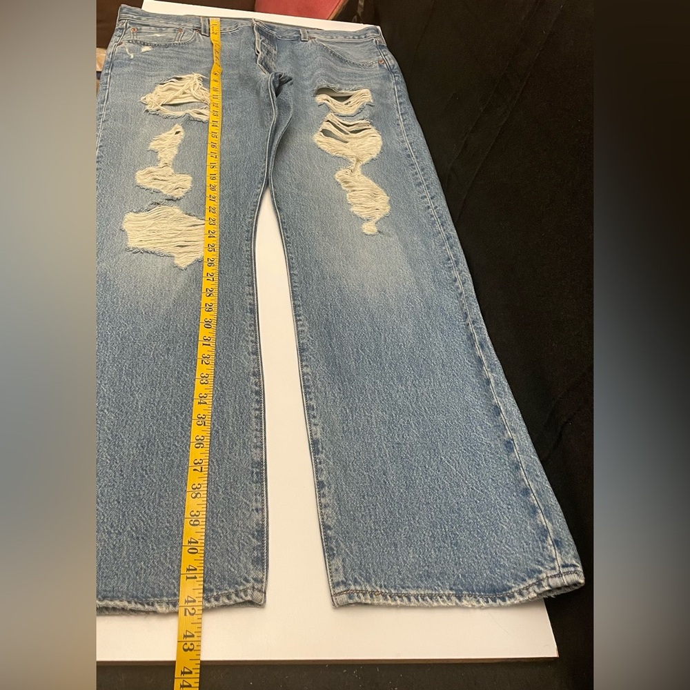 LEVI’S 501 MEN’S ORIGINAL RIPPED JEANS 40WX32L INSEAM 30 INCH MEDIUM WASH